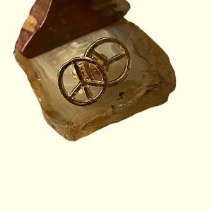 🎈Sale 🎈2 for $10 NWOT gold (color) peace sign post earrings summer fall jewels